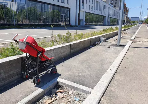 Asociația Metrou Ușor reclamă nereguli la lucrările de lărgire a străzii Fabrica de Glucoză: trotuarul este atât de îngust, încât pietonii merg pe șosea
