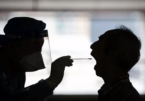 COVID-19 a ucis peste 900.000 de oameni în întreaga lume. Numărul total de infectări a ajuns la 28 de milioane