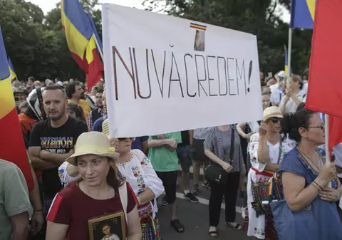 Manipulare strategică în criza Covid | Cum să fabrici un fake news în care protestatarii anti-coronavirus din București l-ar fi aplaudat pe Putin