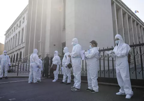 ”Trebuie să purtăm pamperși, este inuman, nu facem față”. Personalul medical care are grijă de pacienții cu COVID se plânge de turele prea lungi