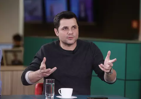 Prins între două joburi, Cove își dedică tot timpul liber celor doi băieți ai săi . „Fiul meu cel mare face balet, cel mic ne imită spectacolele de teatru, în casă”