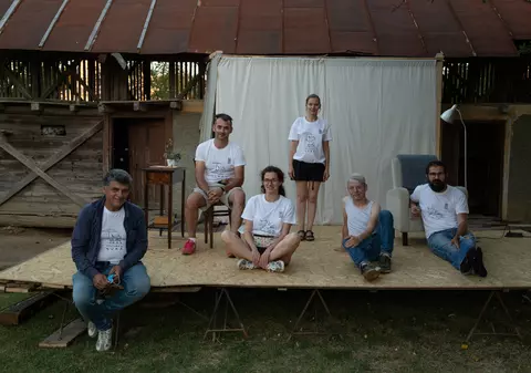 “Cultură’n șură”. O trupă de tineri artiști transformă curțile sătenilor în scene de teatru, de opt ani: “Dacă locuiești într-un sat, nu înseamnă că trebuie să fii izolat cultural”