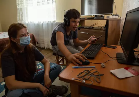 Voluntarii de la Casa Bună încearcă să ia copiii de la muncile câmpului și să-i așeze în fața computerului. “Sperăm să creştem dintre ei mici programatori”