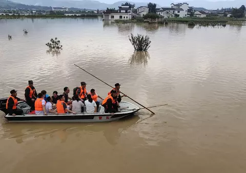 Dezastru în China, din cauza inundațiilor și alunecărilor de teren. Cel puţin 14 morți și dispăruți