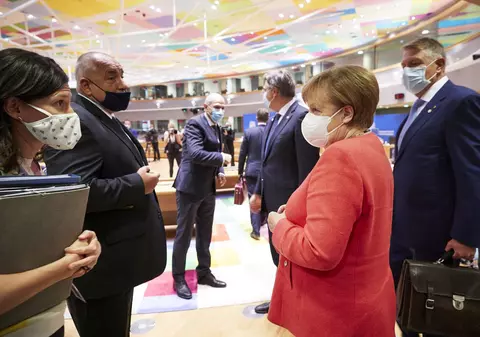 FOTO/VIDEO | Imagini virale la Consiliul European: Iohannis și liderii UE se salută cu coatele, premierul Bulgariei poartă masca în mod incorect