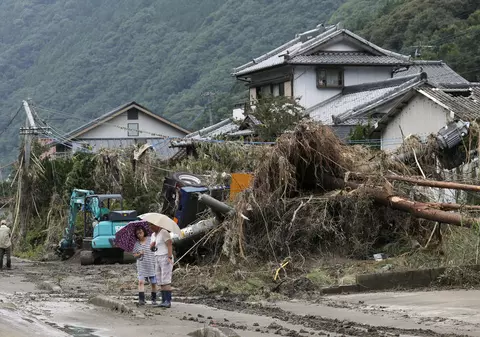 Ploile torențiale fac ravagii în Japonia. Cel puţin 70 de morţi