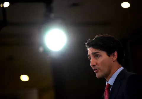 Un bărbat înarmat, aflat într-o camionetă, a forțat porțile casei premierului canadian Justin Trudeau. Suspectul a fost arestat