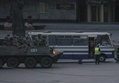 Bărbatul care a amenințat că aruncă în aer un autobuz cu mai multe persoane în orașul ucrainean Luțk s-a predat după 12 ore