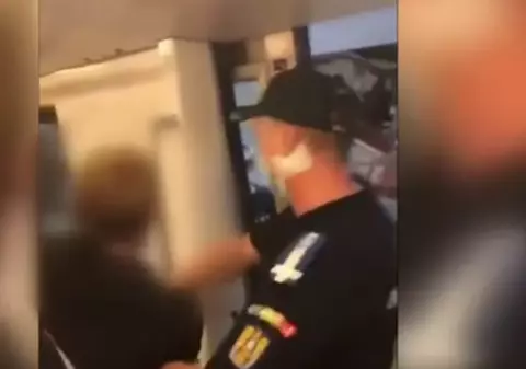Scandal la metrou. Un tânăr a fost imobilizat de jandarmi pentru că nu purta corespunzător masca