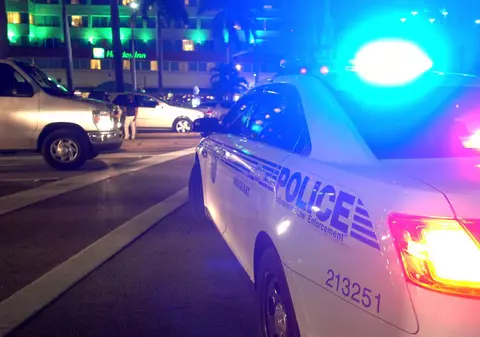 Petrecere cu sute de persoane într-o casă din New Jersey. Polițiștii au avut nevoie de cinci ore pentru a-i evacua pe oameni