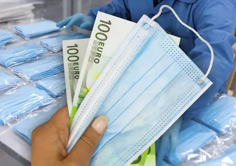 Saga licitației pentru cele 115 milioane de măști continuă. Firma clasată a doua contestă câștigătorul pe motiv că cere mai mult decât prețul pieței