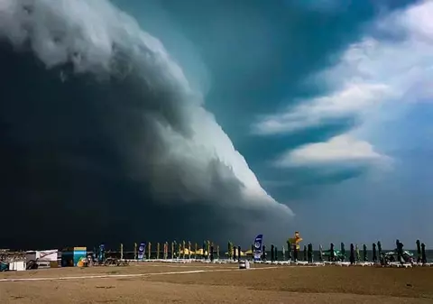 VIDEO |  Imagini spectaculoase pe litoral. Un nor amenințător a acoperit cerul în stațiunea Mamaia