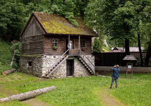 Cum a ajuns fiica fostului primar din Bran proprietar peste terenuri de mii de metri pătrați. Vrea 10.000 de euro pe lună, de la stat, ca să nu evacueze patrimoniul Muzeului Etnografic, pe care l-a închis