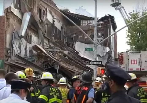 VIDEO | O clădire de trei etaje s-a prăbuşit în New York, într-o zonă rezidențială
