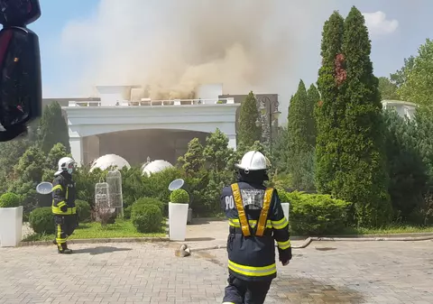 VIDEO | Incendiu în Otopeni. O sală de evenimente de 2.000 de metri pătrați a luat foc