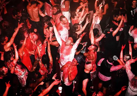 VIDEO| Poliția din Marea Britanie nu a putut opri o petrecere ilegală la care au participat peste 3.000 de persoane