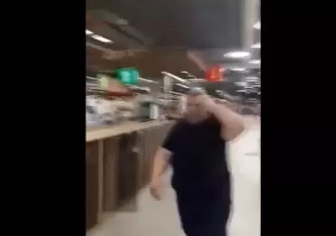 VIDEO | Un agent de pază de la un supermarket a scuipat un client după ce acesta i-a spus că nu poartă mască