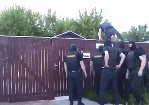 Peste 100 de locuințe ale Martorilor lui Iehova, percheziționate de polițiștii ruși