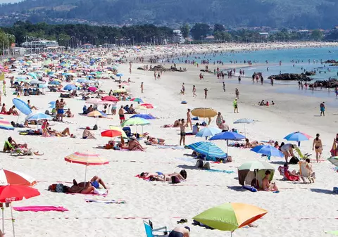 În Andaluzia, purtarea măștii a devenit obligatorie și pe plajă. Ce amendă iau cei care nu respectă legea