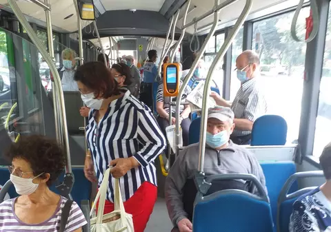 VIDEO| Un bărbat care se dădea drept polițist, prins în autobuz. Individul nu mai era agent de 10 ani. Cum a fost demascat