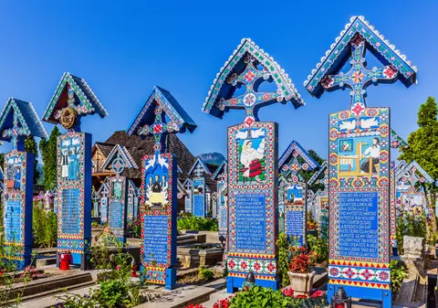 Cimitirul Vesel din Săpânța - povestea cimitirului și ce mesaje sunt scrise pe crucile viu colorate