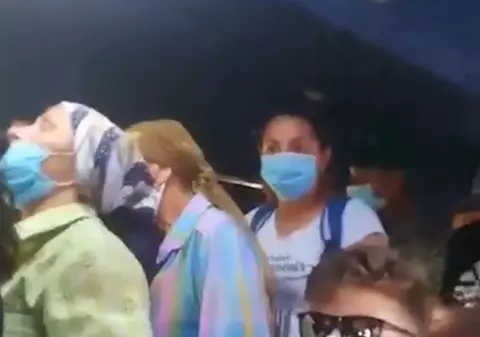 Zeci de oameni înghesuiți într-un microbuz din Argeș, județul cel mai afectat de cazuri noi de Covid-19