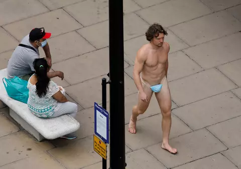 Apariție inedită pe străzile din Londra: un bărbat a ieșit la plimbare „îmbrăcat” doar cu o mască de protecție