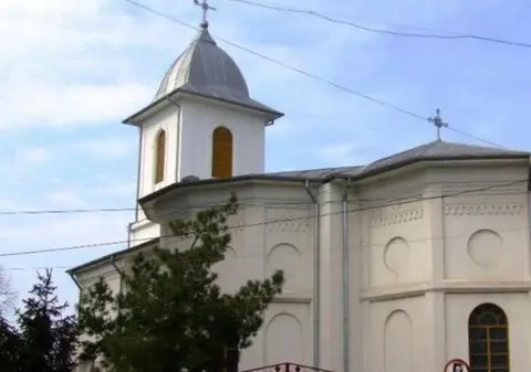 Protest în timpul slujbei, față de preotul din sat: „Afară!”. Localnicii susțin că acesta cere și 3.000 de lei pentru o înmormântare