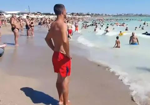 VIDEO | Fără distanțare, la mare: plajele sunt arhipline, turiștii sfidează regulile