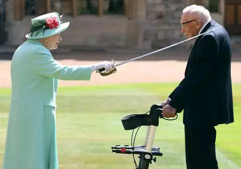 Regina Elisabeta l-a făcut cavaler pe căpitanul Tom Moore. Veteranul a strâns peste 30 de milioane de lire sterline pentru sistemul medical britanic