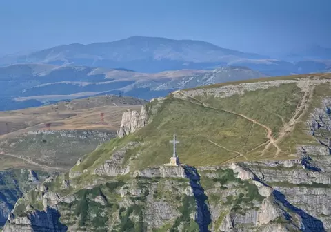 Crucea de pe Caraiman intră de azi în renovare. Lucrările care vor fi executate în acest an