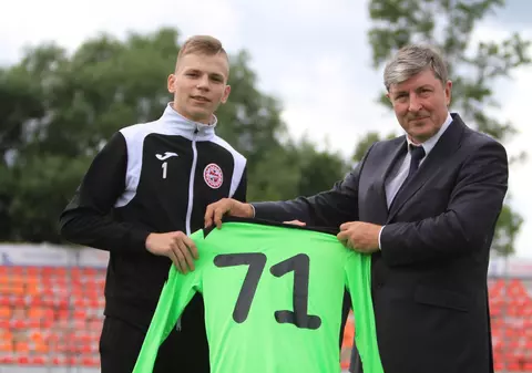 VIDEO | Un fotbalist fulgerat pe teren s-a trezit din comă și a revenit la antrenamente. Ce cadou i-a făcut clubul