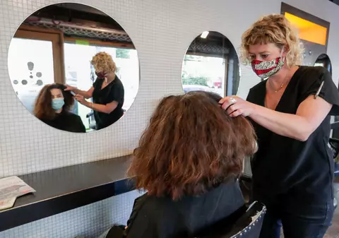 Două coafeze au avut coronavirus, dar au purtat măști de protecție: 139 de clienți nu s-au îmbolnăvit, arată un studiu american