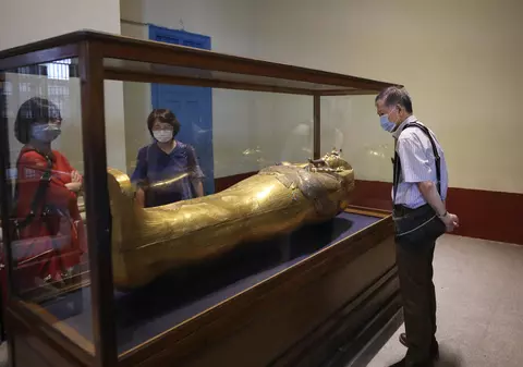 Ce au găsit muzeografii în două sarcofage egiptene miniaturale, descoperite în urmă cu 50 de ani