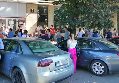 Coadă uriașă la înscrierea copiilor la creșă, în Timișoara. Înscrierea nu se poate face online, pentru că dosarele trebuie să fie ștampilate