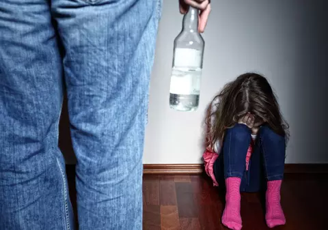 Cum și-a desenat familia o fetiță de opt ani, abuzată sexual de tatăl ei. Pedeapsa scandaloasă primită de bărbat