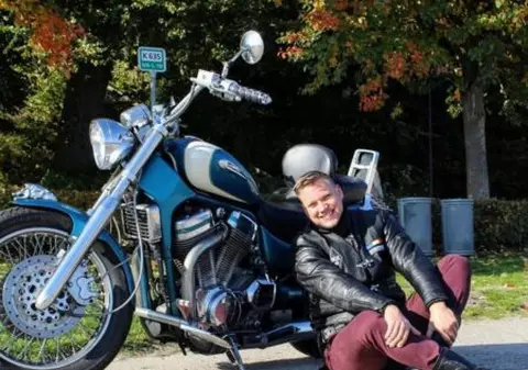 Un motociclist mort într-un accident ar fi fost jefuit pe drumul spre morgă, acuză părinții acestuia