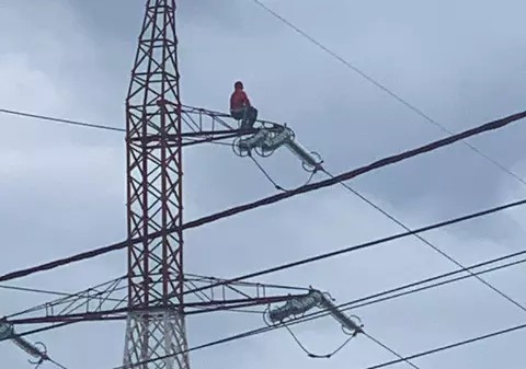 Un tânăr s-a urcat pe un stâlp de electricitate din Suceava. După câteva ore de negocieri, poliția l-a convins să coboare