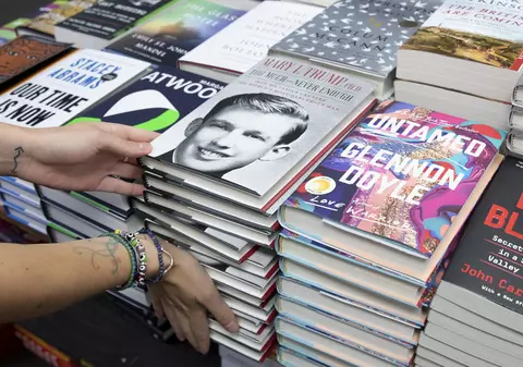 Cartea cu dezvăluiri explozive despre Trump, scrisă chiar de nepoata președintelui, s-a vândut într-un milion de exemplare în prima zi