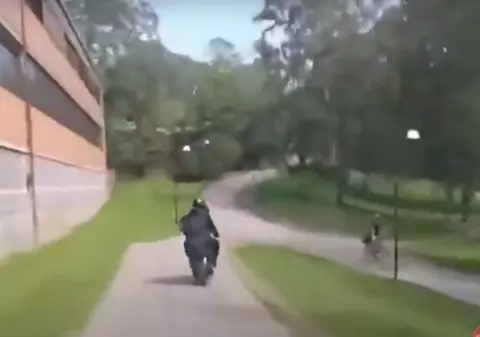 VIDEO | Polițiștii au intrat cu mașina într-un parc, ca să urmărească un scuter