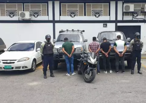 VIDEO | Arestați pentru că au oprit mașina mortuară în intersecție și s-au învârtit în jurul defunctului cu muzică în boxe