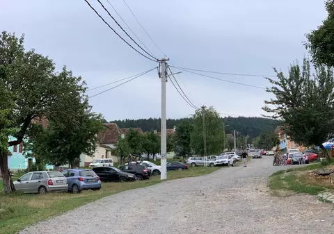 FOTO | Zeci de mașini îngrămădite pe marginea drumului în Viscri, satul făcut celebru de prințul Charles. Apelul autorităților
