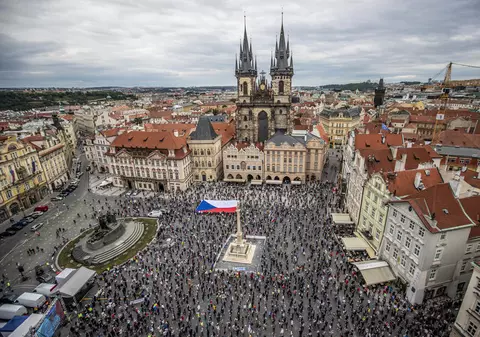 Artiştii protestează față de restricţiile legate de COVID-19 la Praga