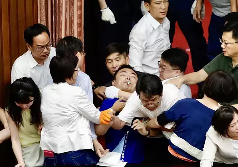 VIDEO | Bătaie ca-n filme în Parlamentul din Taiwan. Politicienii și-au cărat pumni și picioare și au aruncat cu baloane cu apă