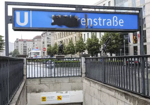 O stație de metrou din Berlin își schimbă numele pentru că are conotații rasiste