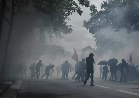 Violențe la Paris chiar de Ziua Franței. Poliția a folosit gaze lacrimogene împotriva manifestanților