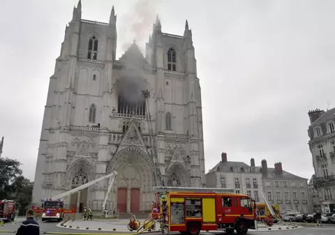 VIDEO | Incendiu puternic la catredrala din orașul francez Nantes. Polițiștii investighează un foc pus intenționat