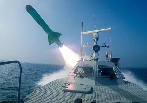 Joaca de-a războiul: Iranul a construit un portavion de model american și l-a bombardat cu rachete. Reacția SUA: “Act de intimidare”