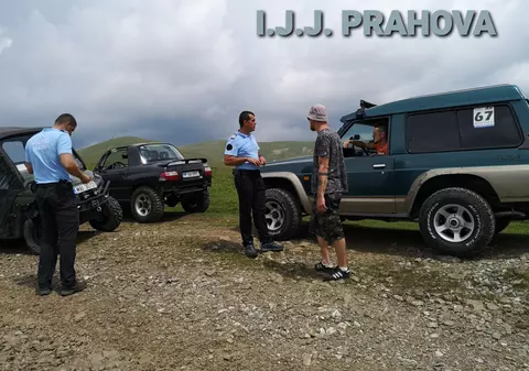 Turiști amendați de jandarmi, după ce au intrat cu mașinile și motocicletele pe pajiștile alpine din Munții Baiului