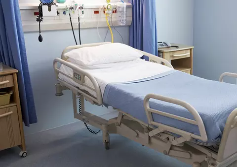 Un medic reclamă „o situație ilogică”: Arafat aduce TIR-uri cu paturi la spitale din București, iar secția ATI nou echipată de la Witting, cu 16 locuri, stă închisă